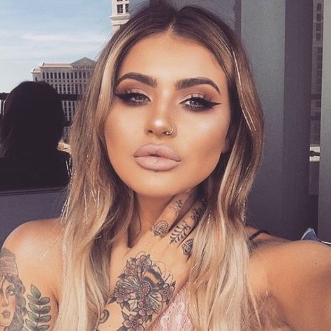 pinterest: @ nandeezy † Jaime Genevieve Tattoos, Jaime Genevieve Hair, Jamie Genevieve Tattoo, Jaime Genevieve, Eye Makeup Glam, Jamie Genevieve, Makeup Glam, Bee Tattoo, Urban Decay Makeup