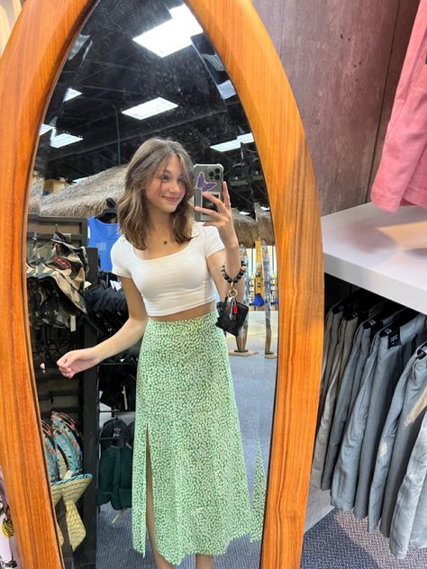 Patterned Skirt Outfit Summer, Green Maxi Skirt Outfit Aesthetic, Outfits With Long Green Skirts, Long Skirt Outfit Ideas Aesthetic, Pintrest Outfit Aesthetic Summer, Maxi Long Skirt Outfits, Skirt Outfits For College, Long Summer Skirts Outfits, Cute Floral Skirt Outfits