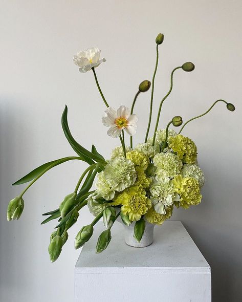 Minimalist Floral Arrangements, Sogetsu Ikebana, Greenery Arrangements, Modern Wedding Flowers, Spring Floral Arrangements, Green Bouquet, Orchid Arrangements, Floral Studio, Beautiful Flower Arrangements