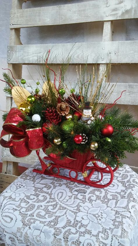 Christmas Sleigh Snowman Christmas Sleigh Floral Arrangement, Sleigh Decorating Ideas Christmas, Sleigh Decorating Ideas, Christmas Sleigh Centerpiece, Sleigh Decor, Christmas Sleigh Decorations, Knitted Christmas Decorations, Christmas Centers, Centerpiece Christmas