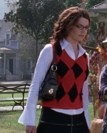 Black and red sweater vest with long white button up shirt underneath S4: E5 90s Sweater Vest Outfit, Button Up With Sweater Vest, Rory Gilmore Outfit Ideas, Red Sweater Vest Outfit, Red Button Up Shirt Outfit, Red Vest Outfit, 90s Sweater Vest, Lorelai Gilmore Style, Vest Outfits Aesthetic