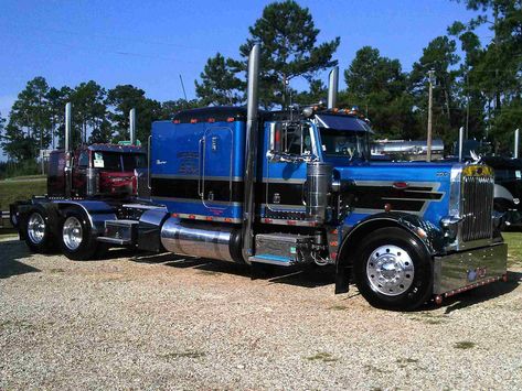 Check out Billy Hall's 1986 Peterbilt 359 with extended wheel base, hardwood flooring, classic Peterbilt interior, and an extended hood. Kenworth W900a, Semi Trucks Interior, Peterbilt 359, Custom Big Rigs, Peterbilt 379, Trucking Life, Kenworth Trucks, Truck Interior, Peterbilt Trucks