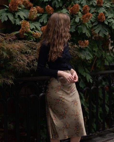 All Posts • Instagram Prairie Outfit Style, Mess Aesthetic, Gardening Outfit Aesthetic, Prairie Fashion, Modest Girly Outfits, She Walks In Beauty, Gardening Outfit, Whimsical Fashion, Autumn Outfit