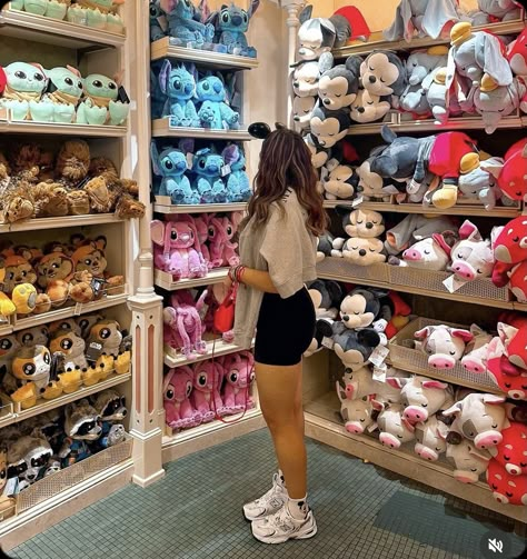 Hongkong Ootd, Disney Land Pictures, Disney Picture Ideas Instagram, Disneyworld Outfits, Disney Photoshoot, Disney World Aesthetic, Disney Poses, Universal Studios Outfit, Disney Picture Ideas