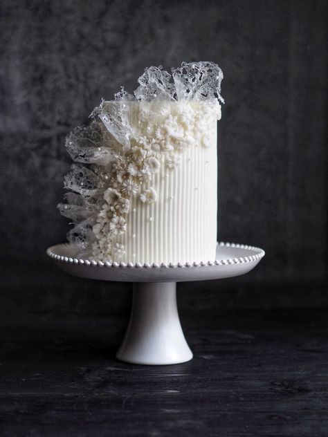 Hochzeitstorte in Weiß mit Spitze und Blumen White Cake Decoration Birthday, Photo Cake Ideas Birthday, Luxury Cake Design, All White Cake, Modern Cake Design, Neutral Cake, Double Barrel Cake, Cake Designs For Girl, Bridal Cookies