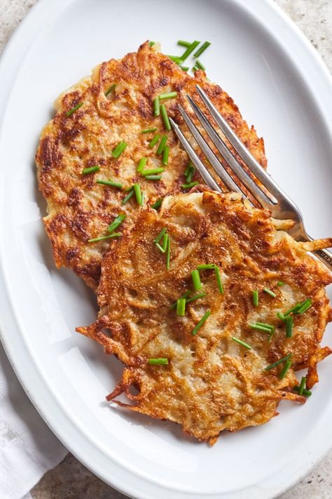 Baked Potato Latkes, Oven Baked Potato Latkes, Baked Latkes, Baked Latkes Oven, Baked Latkes Recipe, Potato Latke Recipe, Roasted Fingerling Potatoes, Potato Latkes, Shredded Potatoes