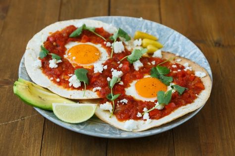 Huevos rancheros Mexican Eggs, Frijoles Refritos, Mexican Breakfast Recipes, Mexican Breakfast, Breakfast Places, Best Mexican Recipes, Spicy Salsa, Breakfast Pastries, Egg Dish