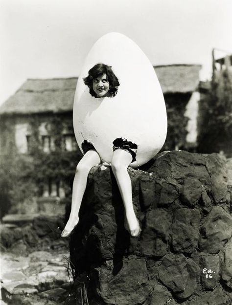 Dorothy Gulliver as Humpty Dumpty Vintage Bizarre, Funny Vintage Photos, Weird Vintage, Creepy Vintage, Vintage Halloween Costume, Demotivational Posters, Fotografi Vintage, Over The Garden Wall, Vintage Versace