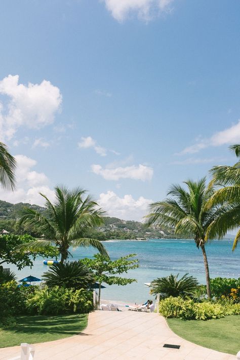 This Wedding in Jamaica Was All Minimal Elegance and Lush Palm Trees | Vogue Round Hill Jamaica Wedding, Round Hill Jamaica, Jamaica Villa, Wedding In Jamaica, Jamaica Wedding, Elegant Minimalism, Caribbean Wedding, Villa Wedding, Four Days