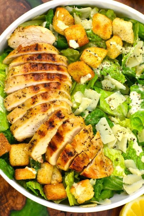 Today we are going to tell you how to transform the humble salad into a full-fledged meal: the Chicken Caesar Salad. This dish has the lightness of a salad with the heartiness of a main course. Crisp romaine lettuce along with savory parmesan cheese, and crunchy croutons lay the foundation. Adding perfectly seasoned and cooked chicken breast elevates this classic salad into a satisfying meal that’s both easy to make and a joy to eat. Homemade Caesar Salad, Chicken Caesar Salad Recipe, Shawarma Seasoning, Homemade Caesar, Great Salad Recipes, Classic Caesar Salad, Classic Salad, Caesar Salad Recipe, Spicy Seasoning