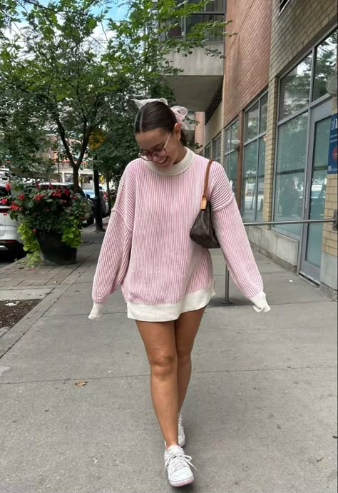 Spencer Barbosa Outfits Pink, Pink Crewneck Outfit, Outfits With Pink Shoes, Spencer Barbosa Outfits, Outfits Crewneck, Mom And Me, Fits Clothes, Chenille Sweater, Stockholm Fashion