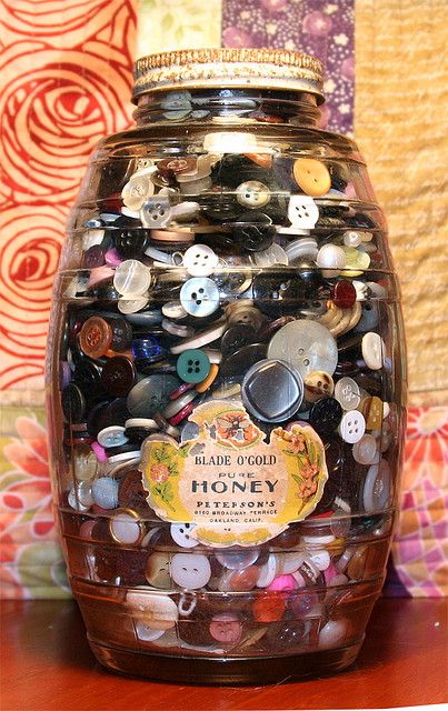 button collections make me happy! Jar Of Buttons, Button Collecting, Art Geek, Plastic Bottle Flowers, Creeper Minecraft, Busy Woman, Cool Buttons, Wooden Spools, Honey Pot