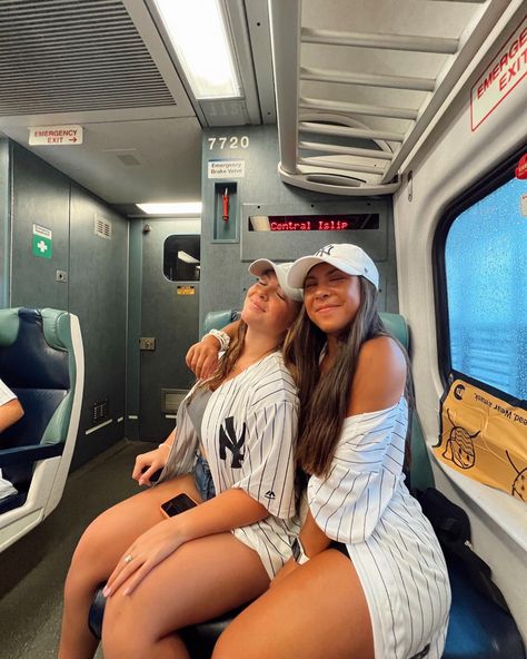 Mets Baseball Game Outfit, Baseball Game Poses, Baseball Instagram Pictures, Baseball Game Instagram Pictures, Mets Game Outfit, Baseball Game Outfit Yankees, Yankee Game Outfit, Baseball Game Pictures, Yankees Game Outfit