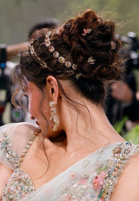 Fun Wedding Trends, Alia Bhatt Hairstyles, Traditional Hairstyle, Gala Outfit, Hair Inspiration Long, Dress Painting, Mother Mother, Hair Jewels, Hairstyles For Layered Hair