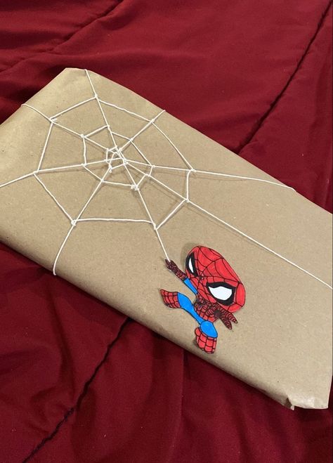 Spiderman Craft, Homecoming Proposal Ideas Volleyball, Spiderman Gifts, Personalised Gifts Diy, Marvel Gifts, Creative Money Gifts, Man Crafts, Creative Gifts For Boyfriend