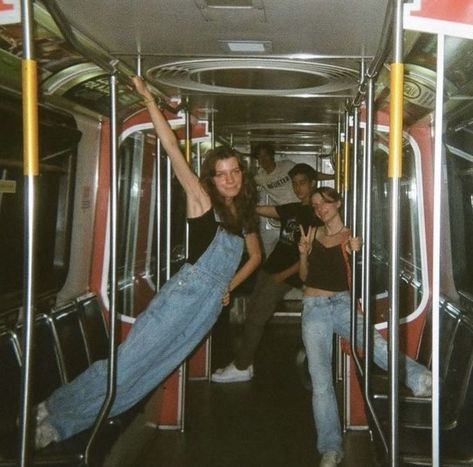 Teenage Dirtbag Aesthetic 90s, Photos To Take With Friends, Disposable Photos, Disposable Pictures, Disposable Camera Aesthetic, Manifesting Aesthetic, Photo Inspo Aesthetic, Old School Pictures, Disposable Film Camera