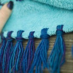 Diy No Sew Blanket, Fleece Blanket Edging, Sew Blankets, Sew Blanket, Yarn Fringe, Fleece Crafts, Fleece Projects, Holiday Hand Towels, No Sew Fleece Blanket