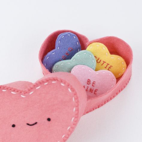 Easy Felt Crafts, Valentines Envelopes, Award Ribbons, Felt Craft Projects, Wild Olive, Mini Diy, Felt Crafts Diy, Felt Gifts, Conversation Hearts