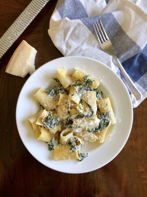 Cheesy Spinach Rigatoni - How to Eat Beans And Mushrooms Recipe, Spinach Rigatoni, Rigatoni Pasta Recipes, Recipe Mushroom, Cheesy Chicken Pasta, Baked Spinach, Baked Rigatoni, Food Dolls, Pesto Cheese