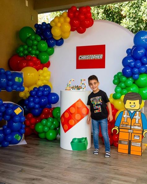 Lego Birthday Balloon Decoration, Lego Birthday Party Balloon Arch, Lego Party Decorations Backdrops, Lego Birthday Party Ideas Decorations, Lego 4th Birthday Party, Lego Balloon Decorations, Lego Birthday Decor, Lego Birthday Backdrop, Lego Balloon Arch