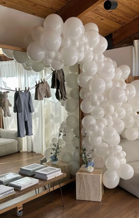 Living Room Gender Reveal, Simple Gender Reveal Party Decorations, Chic Gender Reveal Party, Timeless Baby Shower Ideas, Dresser Gender Reveal, Home Baby Shower Ideas Decor, Gender Reveal Party Aesthetic, Intimate Baby Shower At Home, Low Key Baby Shower Ideas