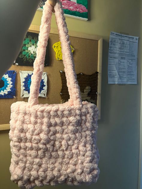 Chunky Yarn Purse, Puffy Yarn Crochet Ideas, Jumbo Yarn Crochet, Fluffy Yarn Crochet Projects, Crochet Chunky Bag, Fluffy Yarn Crochet, Chunky Yarn Bag, Crochet Booth, Chunky Crochet Bag