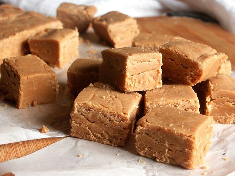 Peanut Butter Fudge ~ Old Fashioned Recipe Peanut Butter Fudge Cookies, Microwave Peanut Butter Fudge, Classic Chocolate Fudge, Cookies And Cups, Peanut Butter Fudge Recipe, Peanut Butter Fudge Easy, Microwave Fudge, Fudge Ingredients, Chocolate Peanut Butter Fudge