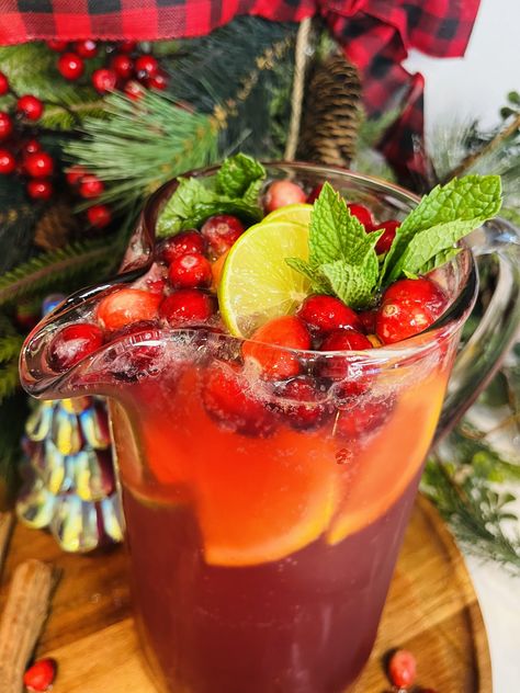 Alcohol Christmas Punch, Festive Punch, Christmas Mocktails, Frozen Limeade, Fruit Muffins, Creamy Cocktails, Berry Punch, Christmas Punch, Cranberry Orange