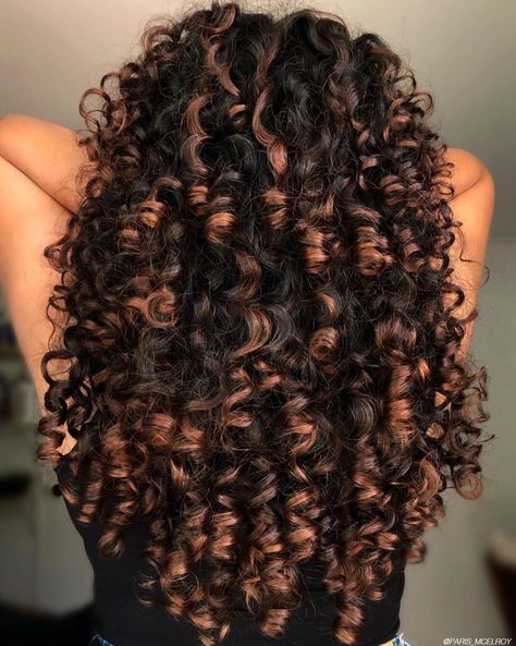 The winter months cause issues to arise for curly hair which can lead to increased dryness, breakage, and lackluster curls. This is due to the combination of cold outdoor air and heated indoor environments that strip natural moisture from the hair, leaving it dehydrated and prone to damage. Hairstyles Designs, Mehndi Hairstyles, Winter Hair Care, Dyed Curly Hair, Highlights Curly Hair, Brown Curly Hair, Ladies Hair, Extension Hair, Simple Hairstyles