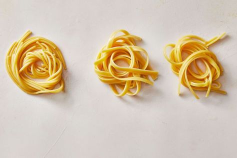 Talking Pasta: Spaghetti Vs. Linguine Vs. Fettuccine Homemade Spaghetti Noodles, Clam Sauce Linguine, Types Of Pasta, Dried Pasta, Fettuccine Noodles, Clam Sauce, Light Sauce, Linguine Pasta, Pasta Spaghetti