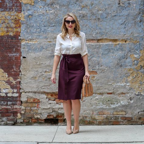 The paperbag skirt is making trendy waves this spring season and it's a great way to spice up your corporate work style! This burgundy pencil paperbag skirt from ASOS is under $50 and perfect for the office! Maroon Pencil Skirt Outfit, Paperbag Skirt Outfit, Pencil Skirt Outfit Ideas, Burgundy Skirt Outfit, Pencil Skirt Outfit, Paperbag Skirt, Pencil Skirt Fashion, Skirt Outfit Ideas, Pencil Skirt Work