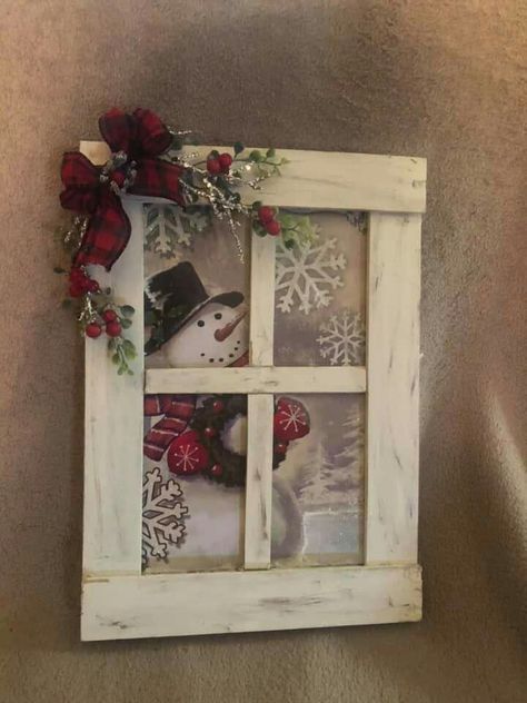 Old Window Winter Decor, 2023 Craft Fair Ideas, Diy Wood Wall Art Decor, Picture Frame Decorating Ideas Diy, Christmas Wood Houses, Window Craft Ideas, Old Window Christmas Ideas, Scrap Wood Christmas Projects, Decorated Windows