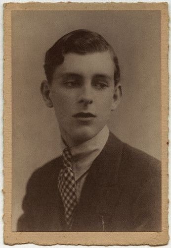 Stephen Tennant’s narcissism was so pure and open and unabashed that it belongs almost to a different category. “You were very beautiful this evening Stephen,” reads one diary entry. Victorian Men, Francis Picabia, Piskel Art, Buster Keaton, Old Portraits, Old Photography, Vintage Portraits, British Artist, 인물 사진