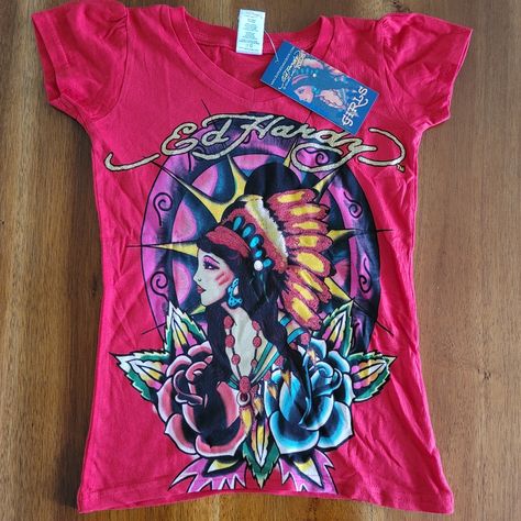 Ed Hardy By Christian Audigier Kids Graphic Tee. Girls Cut Tee. V-Neck And Ruffle Sleeve. Red Color With Iconic Design With Glitter! Print On Front & Back. Multiple Sizes. 100% Cotton. S = 2/4 M = 6 L = 8/10 Xl = 12/14 Style 5gg221tind Vintage Graphics Tees, 1990 Clothes, Real 2000s Fashion, 2000s Outfits Aesthetic, 2000s Graphic Tee, Ed Hardy Outfit, Ed Hardy Shirt, Hardy Shirts, Ed Hardy Designs