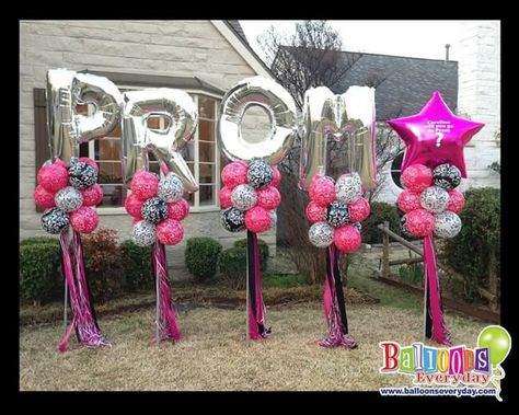 Prom Sendoff Decoration Ideas Outside, Balloon Decor Outside, Prom Set Up Ideas, Prom Sendoff Decoration Ideas, Prom Backdrop Ideas Outside, Prom Set Up Ideas At Home, Pre Prom Party Ideas, Prom Backdrop Ideas, Prom Send Off Ideas Decorations