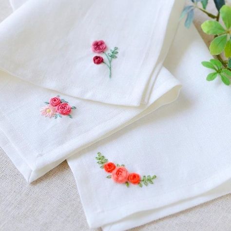 Mariana Barran de Goodall on Instagram: “May your day be beautiful and full of flowers as the ones we will be stitching at tonight's class 😍 #hibiscuslinens #handmade #houstonclass…” Diy Embroidery Flowers, Handkerchief Embroidery, Embroidery Napkins, Hand Embroidery Patterns Free, Simple Hand Embroidery Patterns, Christmas Embroidery Patterns, Embroidery Tshirt, Hand Embroidery Patterns Flowers, Hand Embroidery Kit