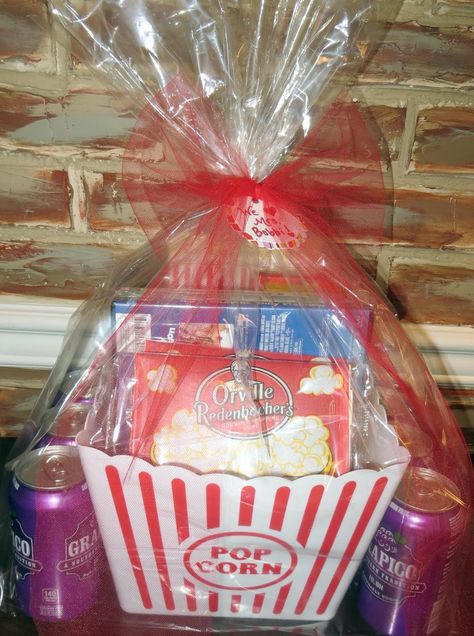 Room Mom Extraordinaire: Gift Idea - movie gift basket for teacher Family Fun Night Basket, Valentines Presents For Boyfriend, Game Night Gift Basket, Teacher Gift Basket, Movie Basket, Movie Basket Gift, Movie Night Basket, Movie Night Gift Basket, Game Night Gift