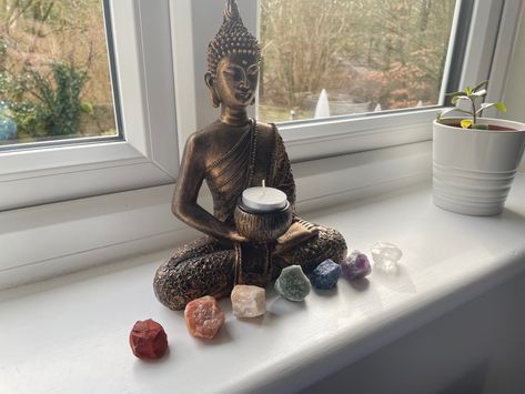 Buddha Bedroom, Yoga Spaces At Home, Meditation Alter, Buddha Altar, Crystal Alter, Buddhist Decor, Image Zen, Crystal Room Decor, Bedrooms For Couples