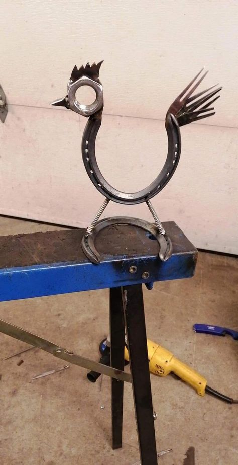 Welded Garden Decor, Horseshoe Welding Projects Beginner, Horse Shoes Crafts, Horseshoe Art Welded, Small Welding Projects, Welding Projects Sculptures & Statues, Welding Creations, Horseshoe Crafts Diy, Beginner Welding Projects