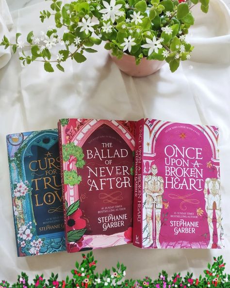 🍎Ｂｏｏｋ Ｐｏｓｔ🍎 𝗦𝗲𝗿𝗶𝗲𝘀: 𝗢𝗻𝗰𝗲 𝗨𝗽𝗼𝗻 𝗔 𝗕𝗿𝗼𝗸𝗲𝗻 𝗛𝗲𝗮𝗿𝘁 𝗧𝗿𝗶𝗹𝗼𝗴𝘆 𝗦𝘁𝗮𝘁𝘂𝘀: 𝗖𝗼𝗺𝗽𝗹𝗲𝘁𝗲𝗱 𝗔𝘂𝘁𝗵𝗼𝗿: 𝗦𝘁𝗲𝗽𝗵𝗮𝗻𝗶𝗲 𝗚𝗮𝗿𝗯𝗲𝗿 𝗧𝗼𝘁𝗮𝗹 𝗽𝗮𝗴𝗲𝘀: 𝟭𝟮𝟭𝟬 𝗠𝘆 𝗥𝗮𝘁𝗶𝗻𝗴: 🍎🍏🍎🍏🍎 🏹 𝘛𝘸𝘰 𝘷𝘪𝘭𝘭𝘢𝘪𝘯𝘴, 𝘰𝘯𝘦 𝘨𝘪𝘳𝘭, 𝘢𝘯𝘥 𝘢 𝘥𝘦𝘢𝘥𝘭𝘺 𝘣𝘢𝘵𝘵𝘭𝘦 𝘧𝘰𝘳 𝘩𝘢𝘱𝘱𝘪𝘭𝘺 𝘦𝘷𝘦𝘳 𝘢𝘧𝘵𝘦𝘳.🏹 ✿ ✿ ✿ ꜰᴀᴠᴏʀɪᴛᴇ ʟɪɴᴇꜱ ✿ ✿ ✿ 𝘐 𝘣𝘦𝘭𝘪𝘦𝘷𝘦 𝘵𝘩𝘦𝘳𝘦 𝘢𝘳𝘦 𝘧𝘢𝘳 𝘮𝘰𝘳𝘦 𝘱𝘰𝘴𝘴𝘪𝘣𝘪𝘭𝘪𝘵𝘪𝘦𝘴 𝘵𝘩𝘢𝘯 𝘩𝘢𝘱𝘱𝘪𝘭𝘺 𝘦𝘷𝘦𝘳 𝘢𝘧𝘵𝘦𝘳 𝘰𝘳 𝘵𝘳𝘢𝘨𝘦𝘥𝘺. 𝘌𝘷𝘦𝘳𝘺 𝘴𝘵𝘰𝘳𝘺 𝘩𝘢𝘴 𝘵𝘩𝘦 𝘱𝘰𝘵𝘦𝘯𝘵𝘪𝘢𝘭 𝘧𝘰𝘳 𝘪𝘯𝘧𝘪𝘯𝘪𝘵𝘦 𝘦𝘯𝘥𝘪𝘯𝘨𝘴. 🍎 𝘏𝘰𝘱𝘦 𝘪𝘴 𝘢 𝘥𝘪𝘧𝘧𝘪𝘤𝘶𝘭𝘵 𝘵𝘩𝘪𝘯𝘨 𝘵𝘰 𝘬𝘪𝘭𝘭, 𝘫𝘶𝘴𝘵 𝘢 𝘴𝘱𝘢𝘳𝘬 𝘰𝘧 𝘪𝘵 𝘤𝘢𝘯 𝘴𝘵𝘢𝘳𝘵 𝘢 𝘧𝘪𝘳𝘦. 🍏 𝘈𝘯𝘥 𝘩𝘦 𝘭𝘰𝘷𝘦𝘥 𝘩𝘦𝘳. 𝘏𝘦 𝘭𝘰𝘷𝘦𝘥 Broken Series, Once Upon A Broken, Stephanie Garber, Recommended Books, Start A Fire, Recommended Books To Read, Hope Is, First Girl, A Fire