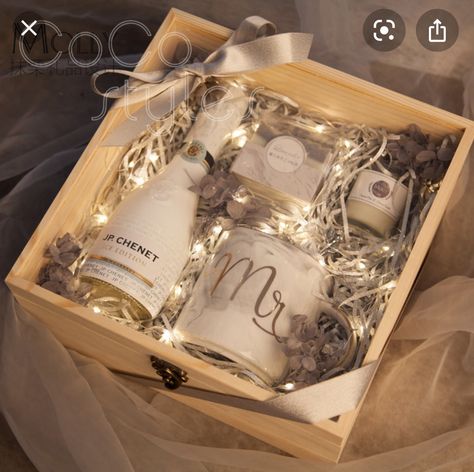 Homemade Gift Baskets, Creative Wedding Gifts, Birthday Gifts For Boyfriend Diy, Diy Xmas Gifts, Diy Jar Crafts, Gift Box Design, Alcohol Gifts, Birthday Gifts For Husband, Christmas Baskets