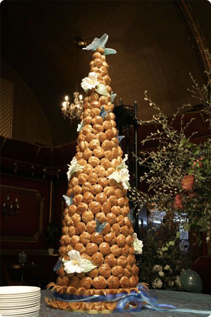 floral decoration Traditional French Desserts, Sugar Almonds, Profiterole, Croquembouche, Snack Shop, Choux Pastry, Pastry Cream, France Wedding, In The Stars