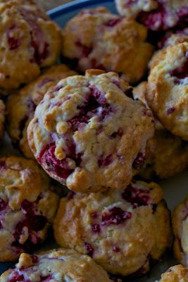 Raspberry Banana Muffins Raspberry Banana Muffins, Banana Raspberry Muffins, Raspberry Oatmeal Muffins, Raspberry Muffin Recipes, Raspberry Banana, Raspberry Oatmeal, Raspberry Scones, Banana Buttermilk, Healthy Banana Muffins