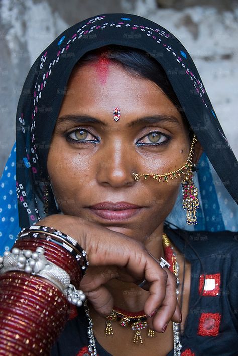 Portrait of a beautiful Rajasthani woman (India) | Let'sch Focus Thar Desert, Black And White Picture Wall, India People, Sacred Feminine, Face Photo, Rajasthan India, Art Drawings For Kids, Black And White Pictures, Photography Women