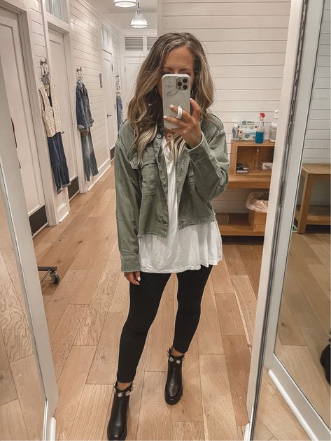 Cropped Shacket Outfit Women, Cropped Shacket Outfit, Shacket Outfit Women, Cropped Shacket, Shacket Outfit, Outfit Women, Utility Jacket, Winter Style, Black Leggings