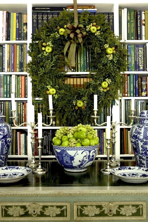 The Best Christmas Decorations Ever! Carolyne Roehm, Chinoiserie Christmas, Fun Christmas Decorations, Noel Christmas, Blue Decor, Blue Christmas, Green Christmas, Christmas Joy, Christmas Inspiration