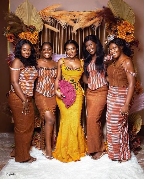 Kente Styles Bridesmaid, Ghana Bridesmaid Dresses, Kente Bridesmaid Dresses, Bridal Fans Ghana, Kente Wedding Dress, Ghana Traditional Wedding, Bridal Fan, Ghanaian Wedding, Photo Bride