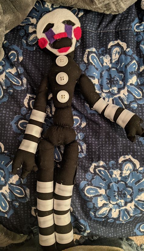 Fnaf Plushie Patterns, Fnaf Sewing Patterns, Fnaf Diy Crafts, Fnaf Puppet, Halloween Felt Crafts, Fnaf Crafts, Big Plush, Handmade Plushies, Ancient Animals