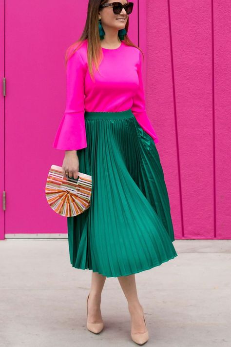 Fuchsia Outfit, Green Skirt Outfits, Pink Skirt Outfits, Satin Pleated Skirt, Green Pleated Skirt, Rok Outfit, Pleated Skirt Outfit, Skirt Diy, Colour Combinations Fashion