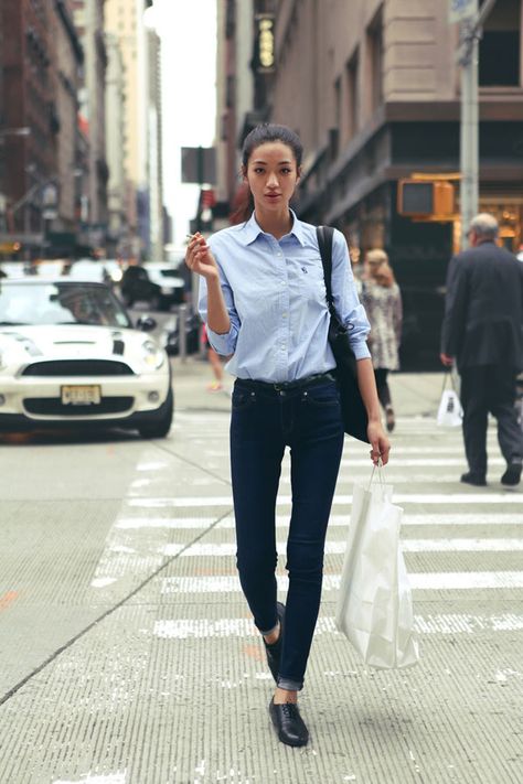 Light blue button-down with cropped trousers - simple & elegant Casual Chique Stijl, Light Blue Dress Shirt, Tomboy Chic, Business Shirt, Nyc Street Style, Slippers Black, Black Slippers, Trendy Fall Outfits, Blue Shirt Dress